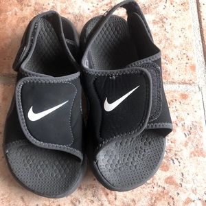 Nike sandals 1y